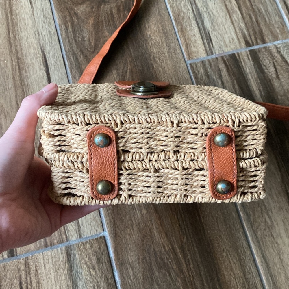 🌵Adorable Tan Woven Crossbody Bag! - Picture 6 of 10